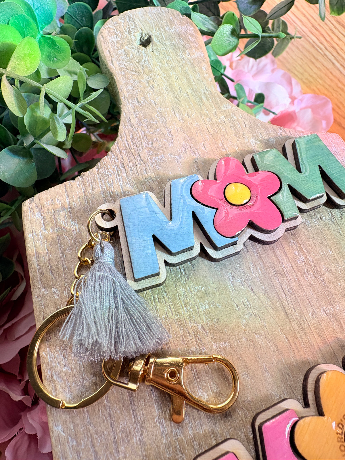 Personalized “Mom” Flower Keychain | Custom Mother’s Day Gift | Handmade Wooden Keychain with Tassel